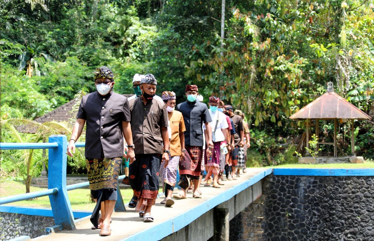podiumnews.com-Giri Prasta Serah Terima Pembangunan Pura dan Jalan Wisata di Br. Adat Nyelati
